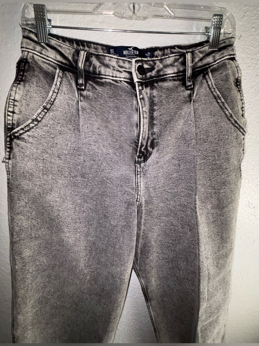 💙 Preloved Hollister Ultra High Rise Mom Jeans Black Acid wash Size 27